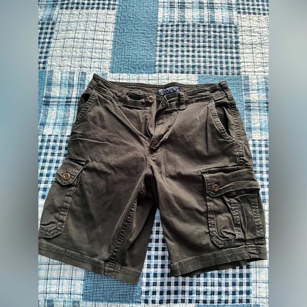 American Eagle dark grey Men’s Classic active flex Cargo Shorts, Waist 33